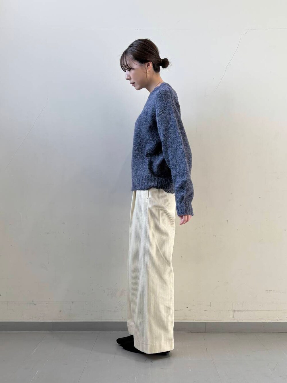 ブラック系のローファー、ブルー系のその他アウター、ホワイト系のその他パンツを着用したレディースの冬コーディネートの5枚目の写真