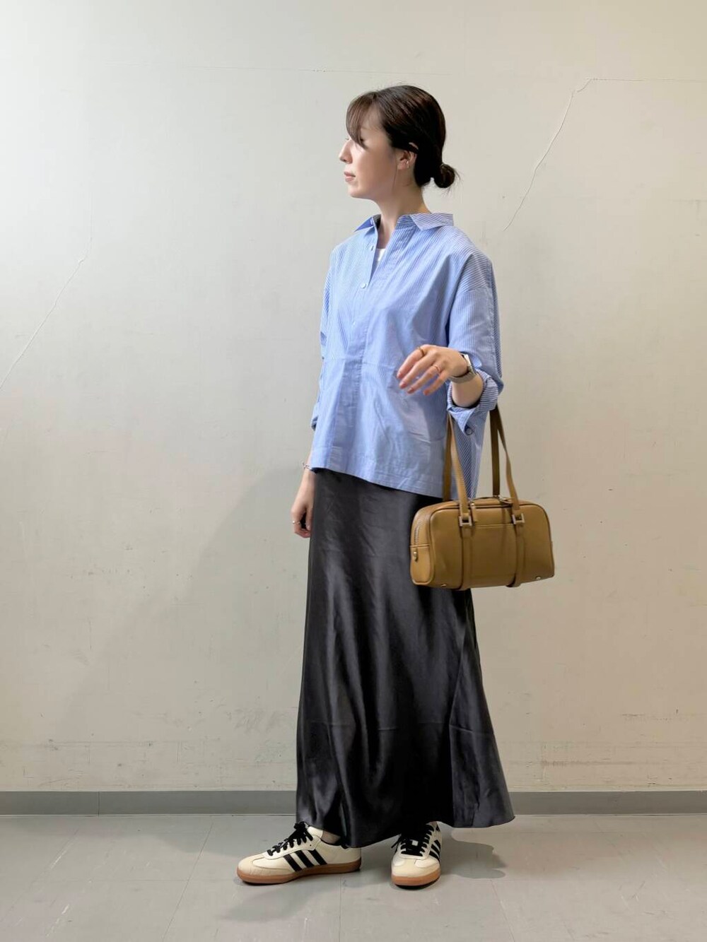 ホワイト系のタンクトップ、グリーン系のボストンバッグ、ブルー系のシャツ/ブラウスを着用したレディースの夏コーディネートの2枚目の写真