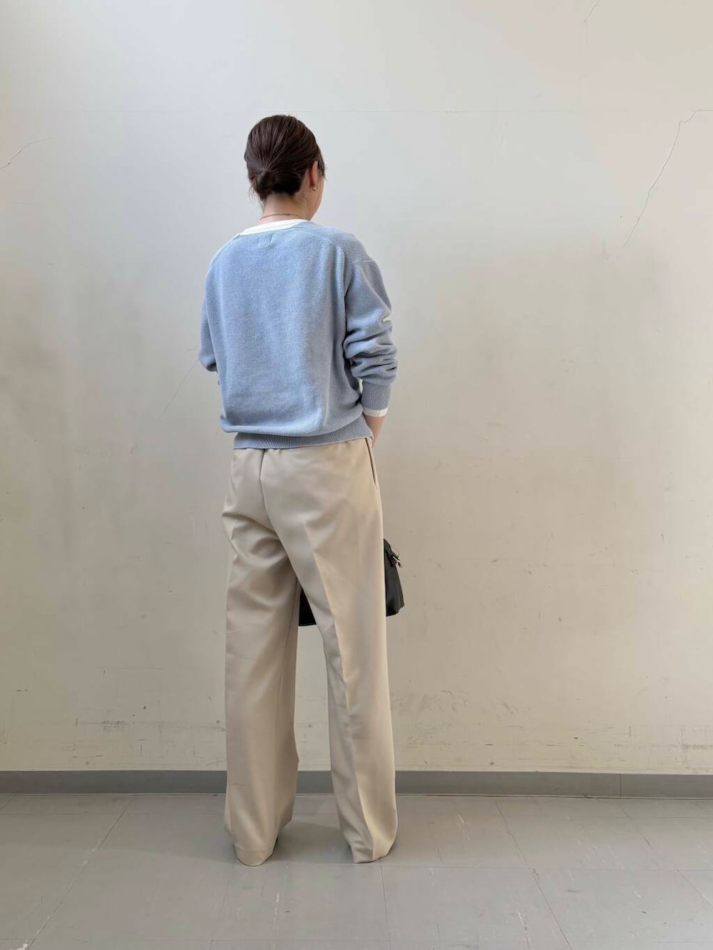 ブラック系のパンプス、ホワイト系のその他パンツ、ホワイト系のTシャツ/カットソーを着用したレディースの冬コーディネートの5枚目の写真