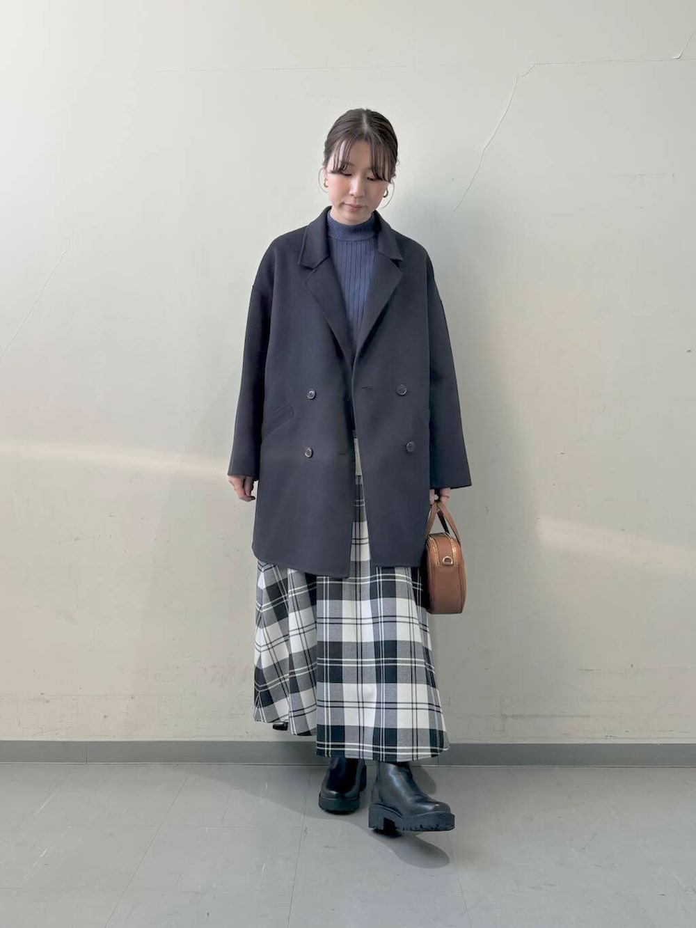 ブルー系のその他アウター、ブラウン系のショルダーバッグ、ブラック系のブーツを着用したレディースの秋コーディネートの2枚目の写真