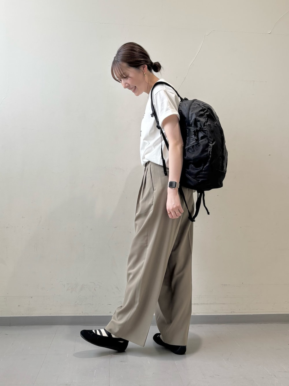 その他のTシャツ/カットソー、ブラック系のバックパック/リュック、ベージュ系のその他パンツを着用したレディースの春コーディネートの2枚目の写真
