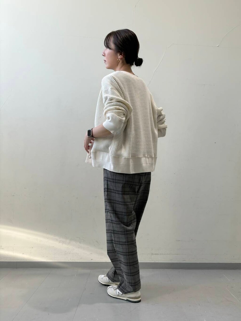 ホワイト系のスニーカー、ホワイト系のカーディガン/ボレロ、ブルー系のTシャツ/カットソーを着用したレディースの秋コーディネートの4枚目の写真