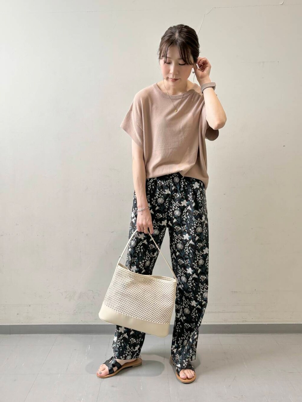 ホワイト系のショルダーバッグ、ブラック系のサンダル、ブルー系のその他パンツを着用したレディースの夏コーディネートの2枚目の写真