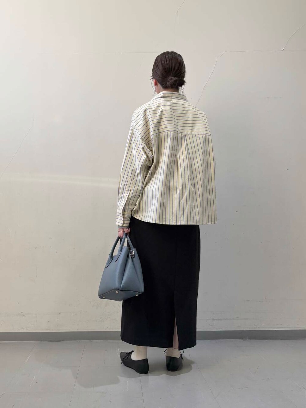 ブラック系のその他シューズ、ブルー系のショルダーバッグ、グレー系のニット/セーターを着用したレディースの冬コーディネートの3枚目の写真