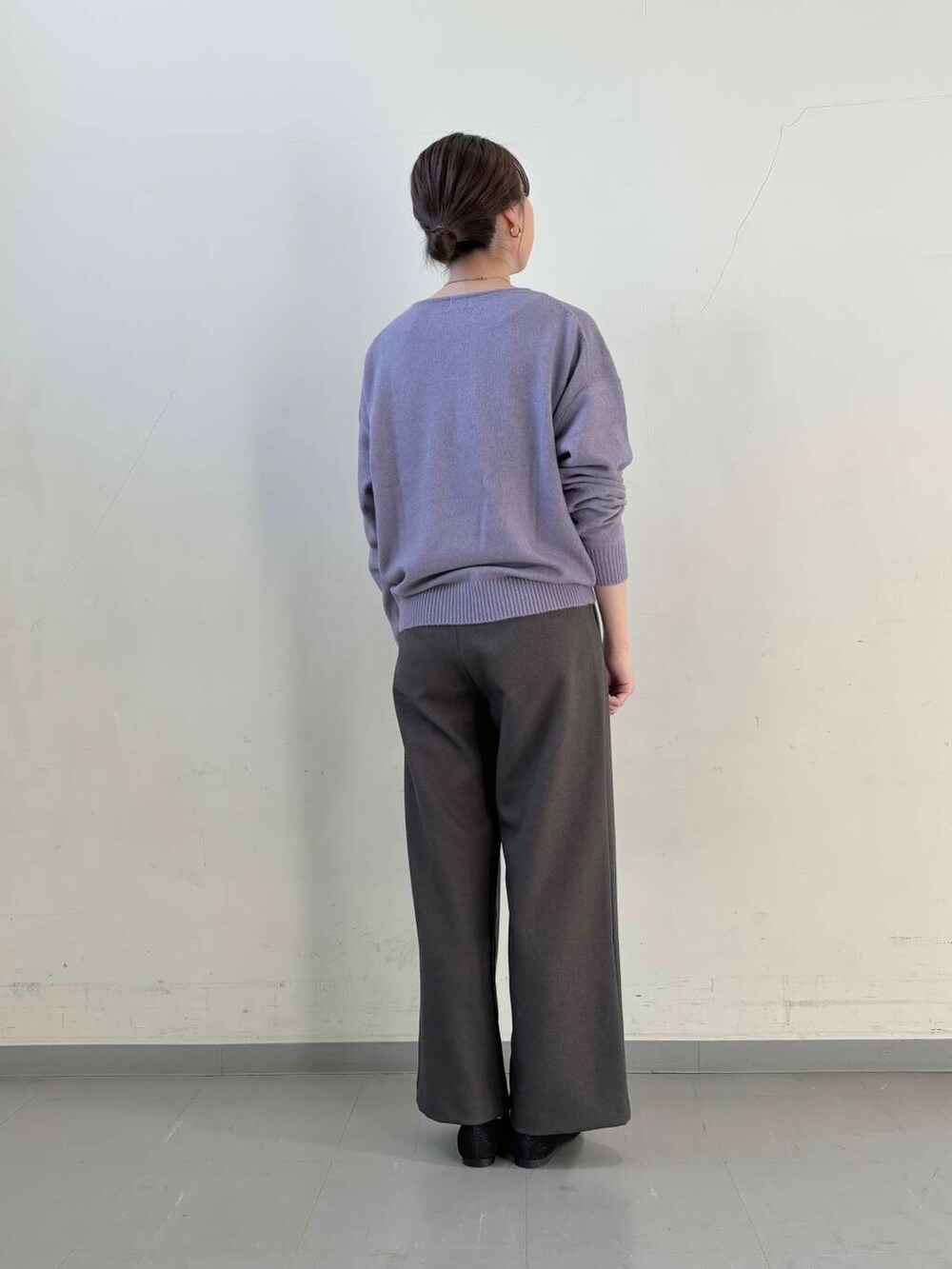 ホワイト系のダウンジャケット/コート、ブラック系のショルダーバッグ、ブラック系のローファーを着用したレディースの冬コーディネートの5枚目の写真