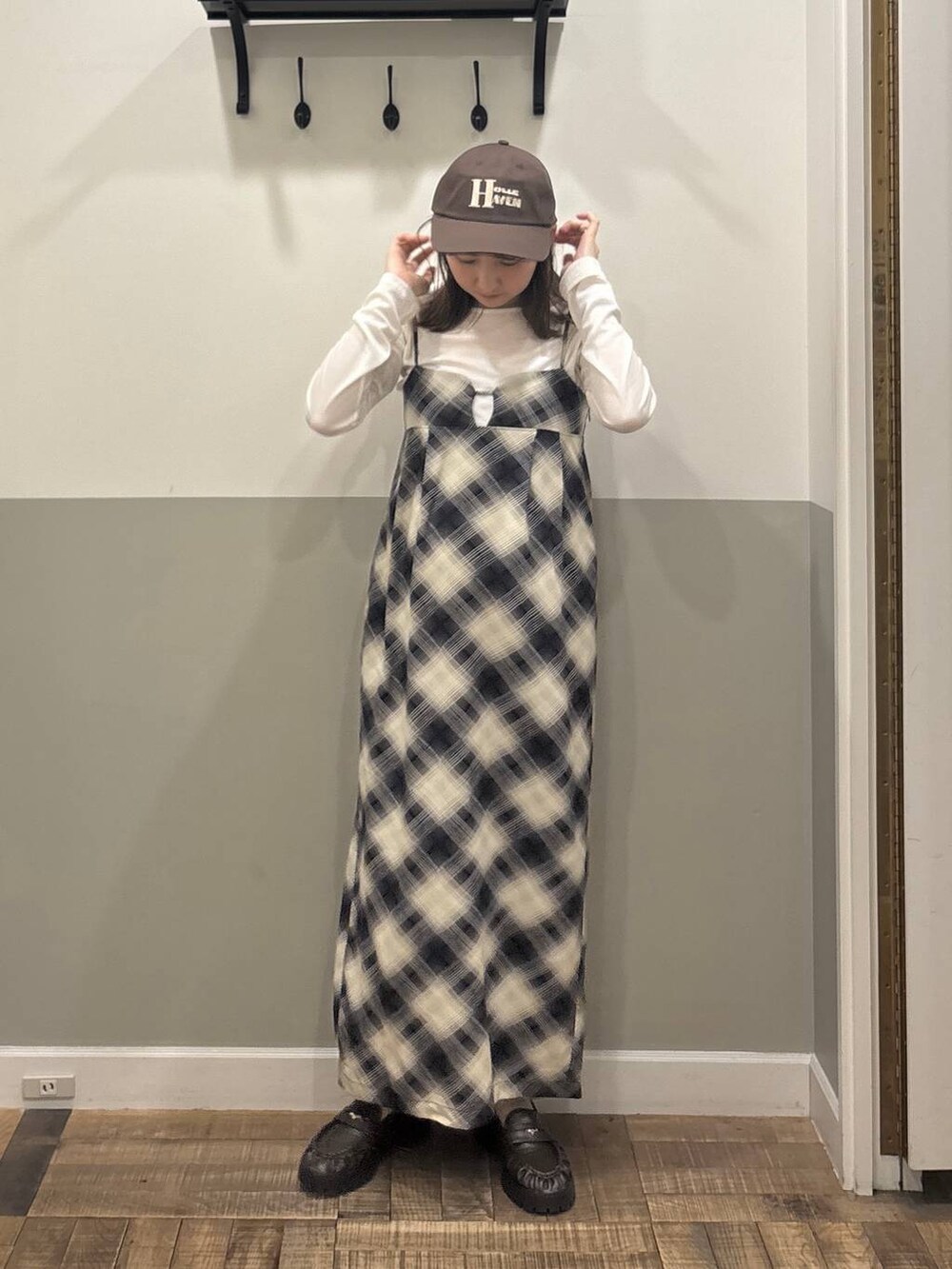 ベージュ系のMA-1、ブラウン系のローファー、ホワイト系のTシャツ/カットソーを着用したレディースの冬コーディネートの2枚目の写真