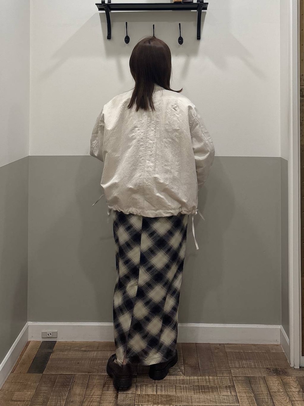 ベージュ系のMA-1、ブラウン系のローファー、ホワイト系のTシャツ/カットソーを着用したレディースの冬コーディネートの4枚目の写真