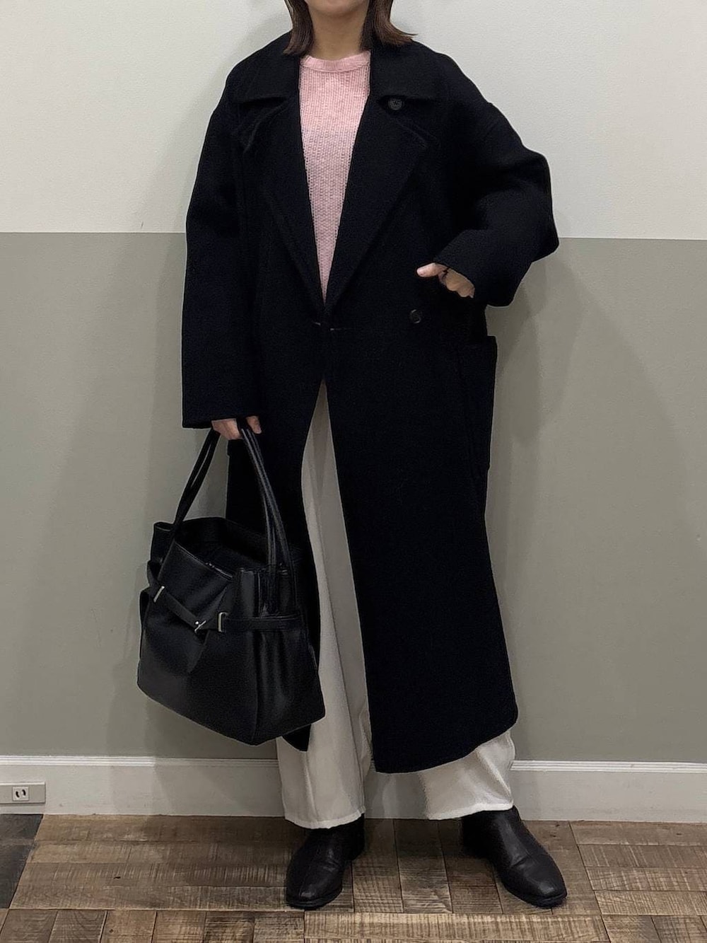 ブルー系のステンカラーコート、ピンク系のニット/セーター、ブラック系のブーツを着用したレディースの秋コーディネートの2枚目の写真