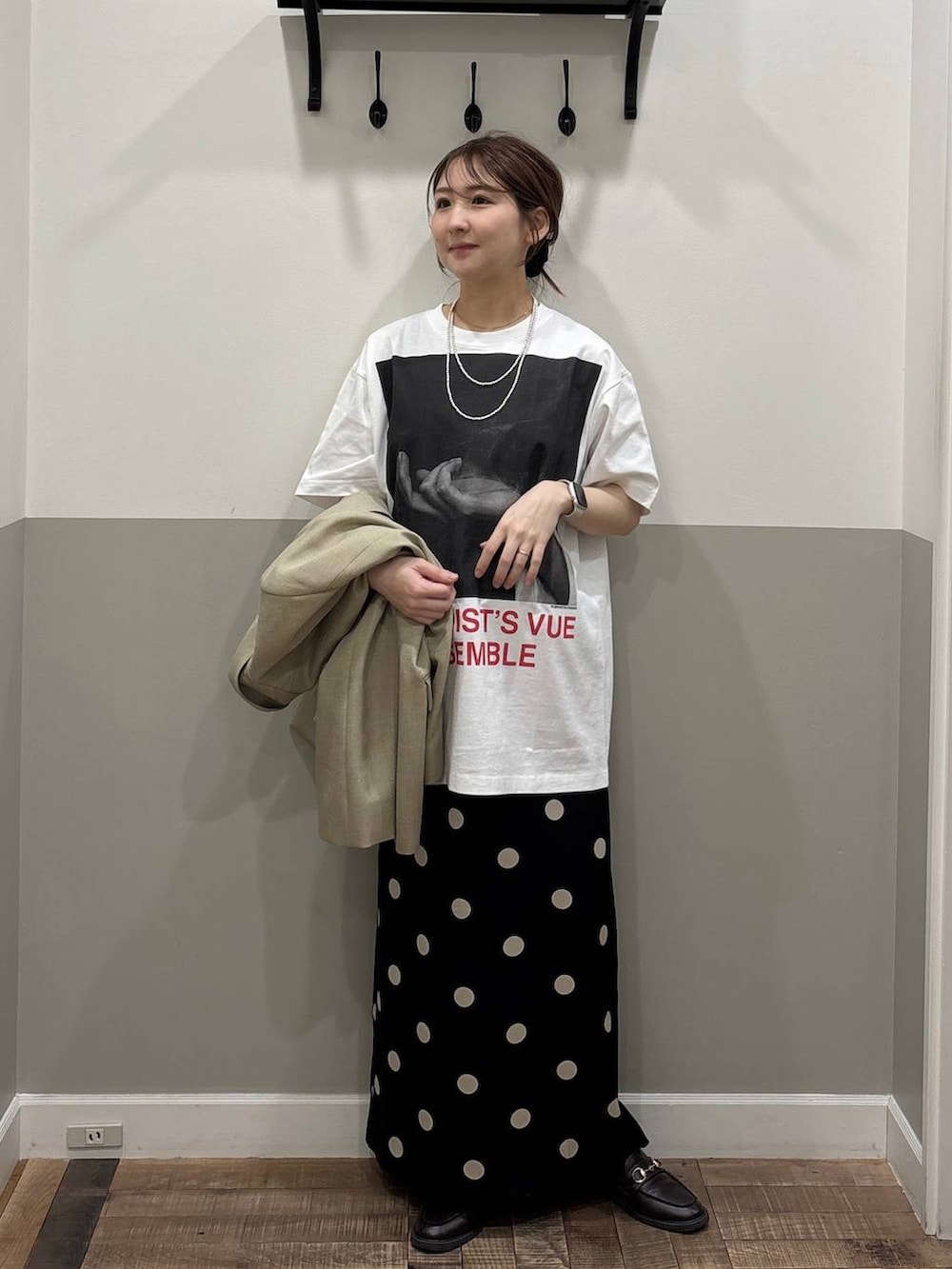 ブラウン系のローファー、ベージュ系のテーラードジャケット、ブラック系のワンピースを着用したレディースの冬コーディネートの3枚目の写真