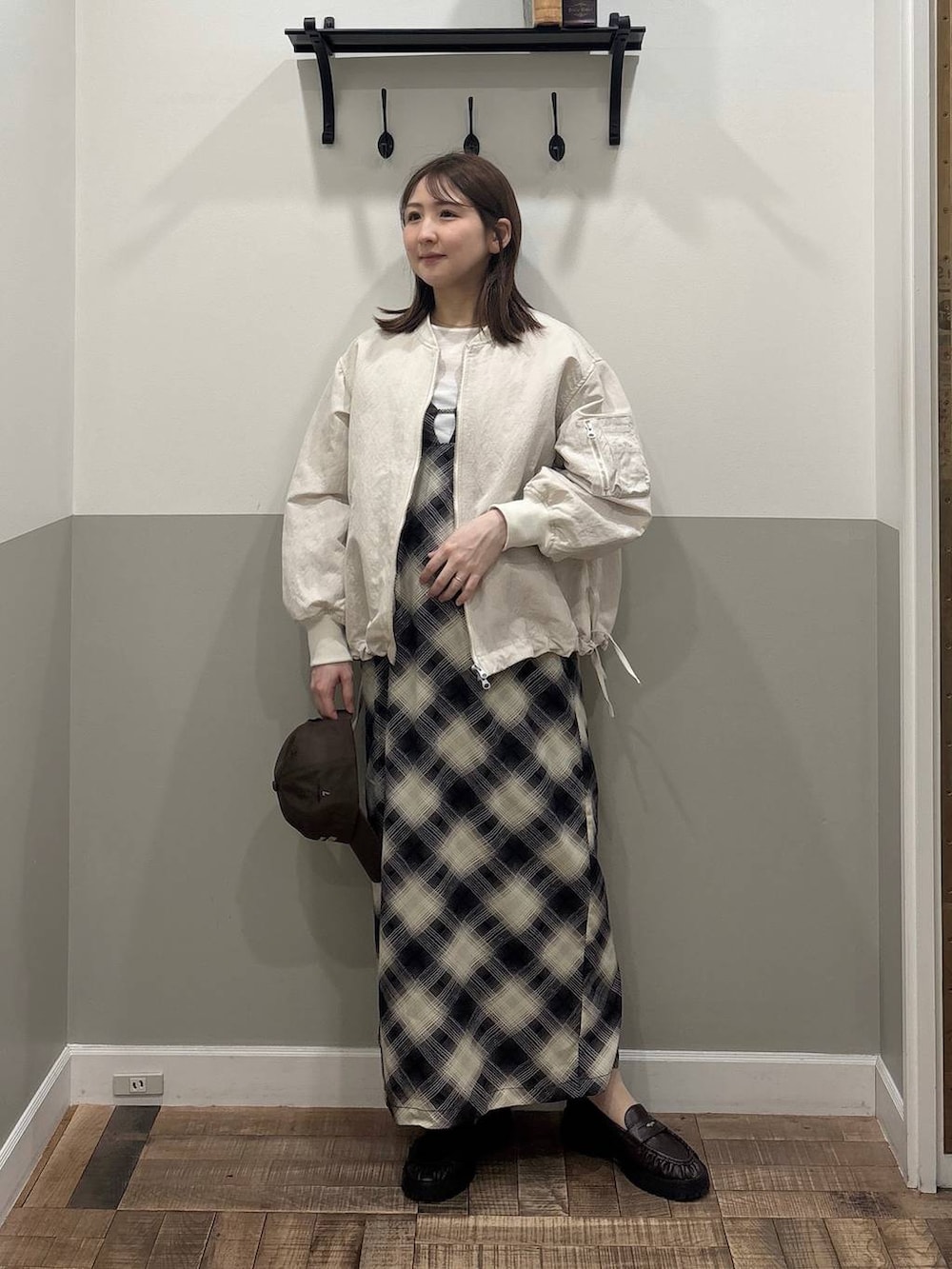 ベージュ系のMA-1、ブラウン系のローファー、ホワイト系のTシャツ/カットソーを着用したレディースの冬コーディネートの3枚目の写真