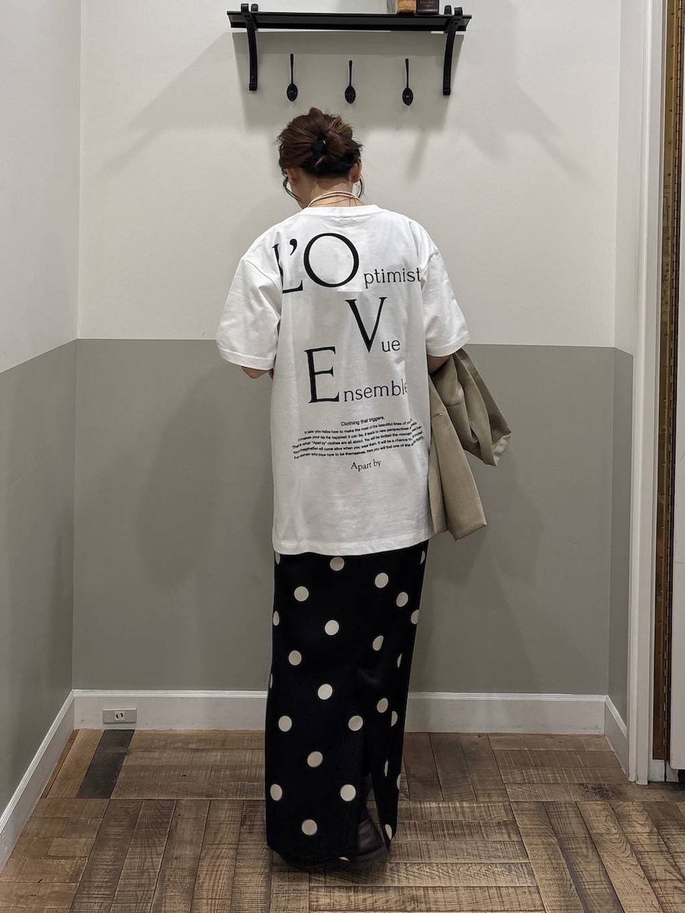 ブラウン系のローファー、ベージュ系のテーラードジャケット、ブラック系のワンピースを着用したレディースの冬コーディネートの4枚目の写真