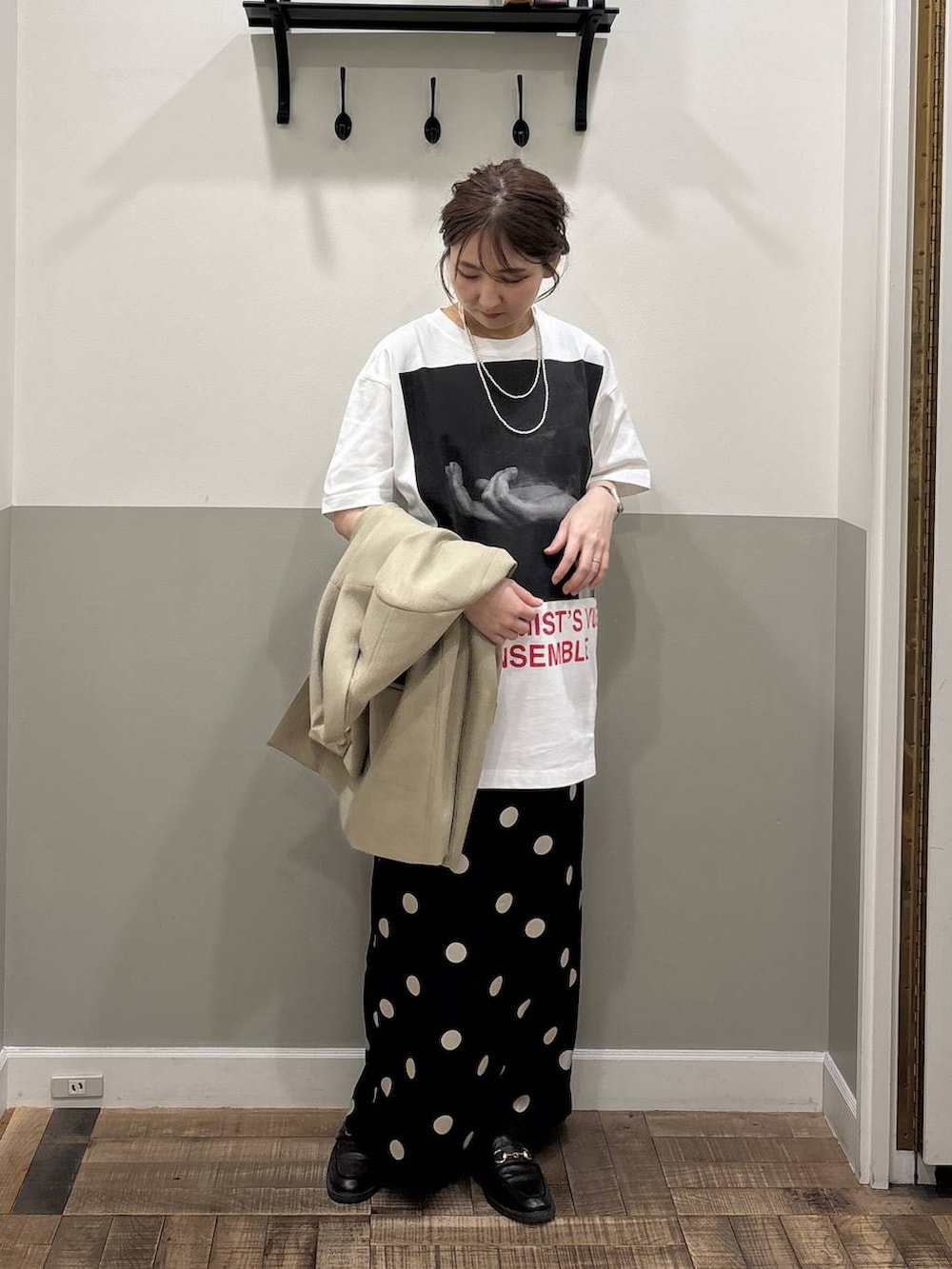 ブラウン系のローファー、ベージュ系のテーラードジャケット、ブラック系のワンピースを着用したレディースの冬コーディネートの2枚目の写真