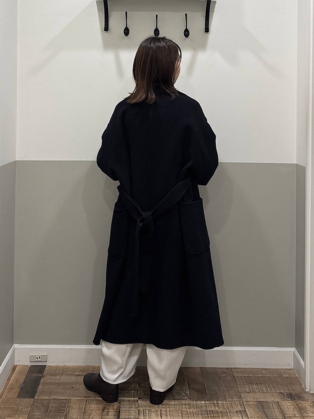 ブルー系のステンカラーコート、ピンク系のニット/セーター、ブラック系のブーツを着用したレディースの秋コーディネートの4枚目の写真