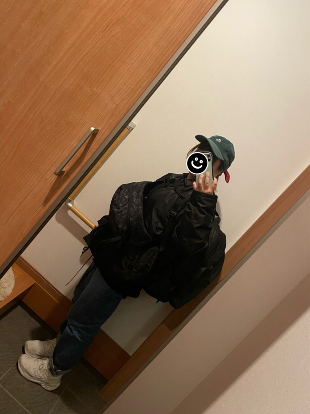 ブルー系のデニムパンツ、ブラック系のTシャツ/カットソー、ホワイト系のTシャツ/カットソーを着用したレディースの冬コーディネートの2枚目の写真