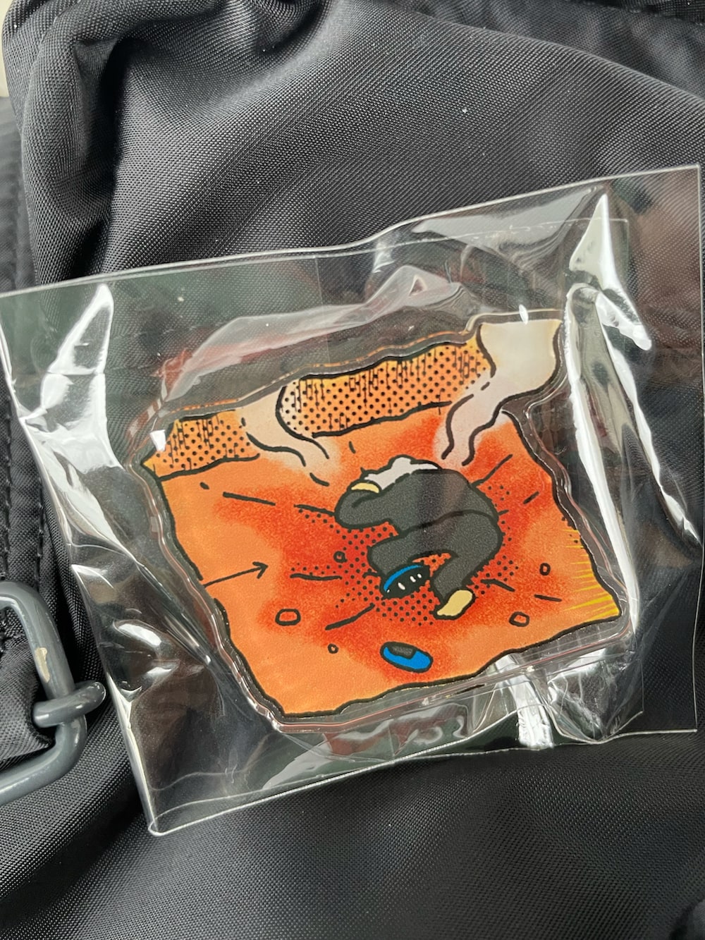 ホワイト系のTシャツ/カットソー、ブルー系のデニムパンツ、ブラック系のスニーカーを着用したレディースの春コーディネートの2枚目の写真