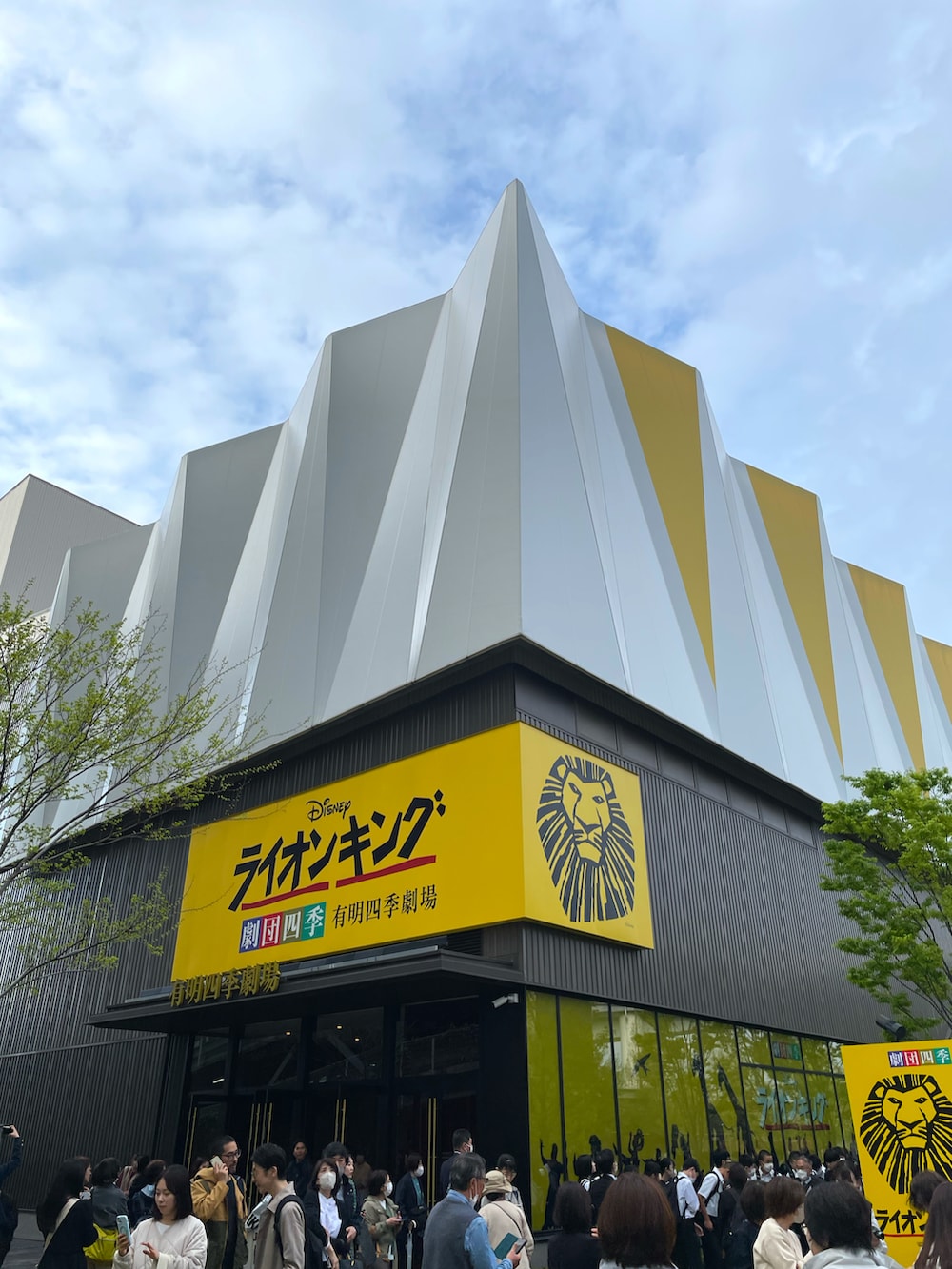 ブルー系のシャツ/ブラウス、ブラック系のデニムパンツ、ブラック系のショルダーバッグを着用したレディースの春コーディネートの2枚目の写真