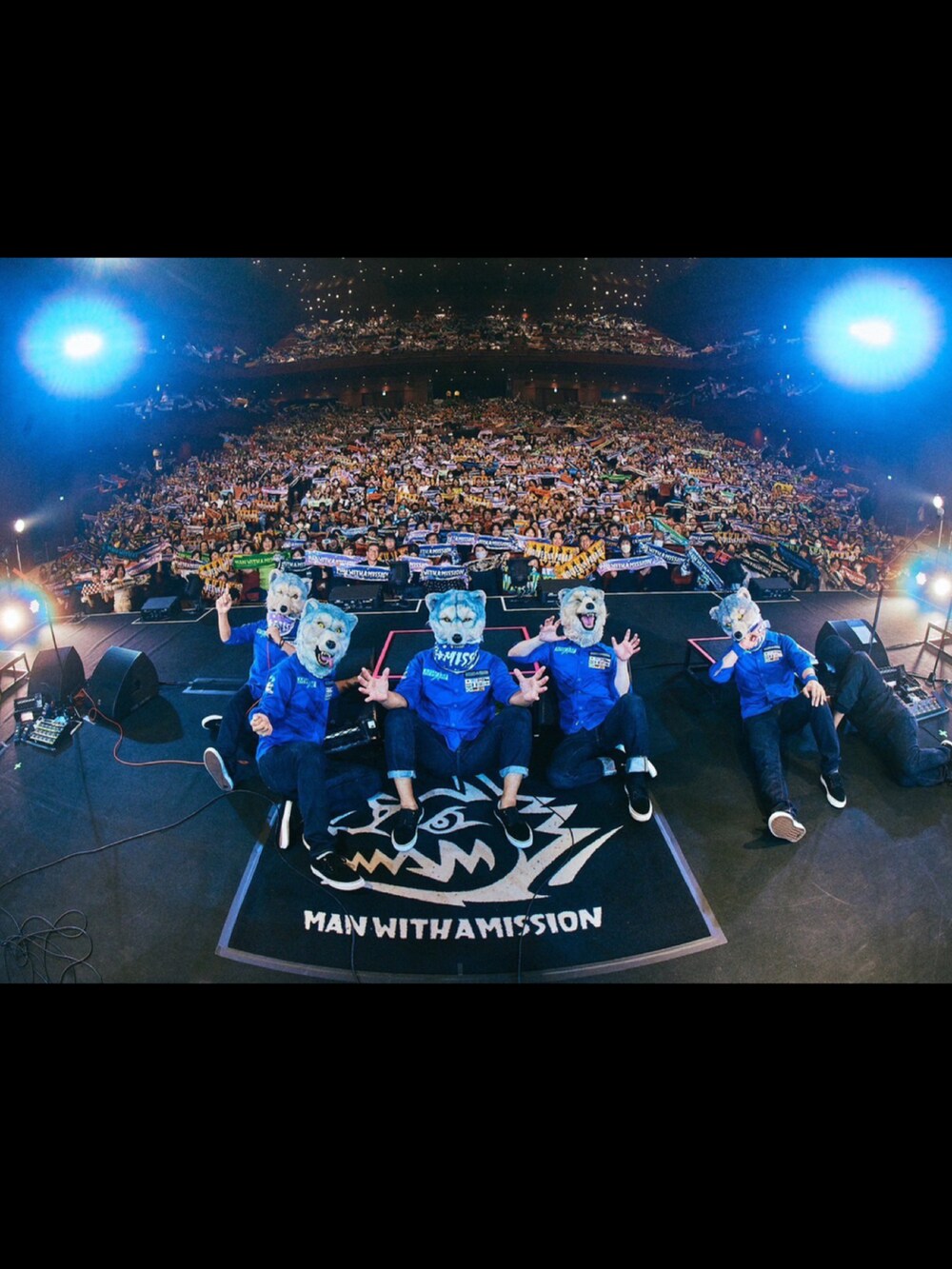 ブルー系のデニムパンツ、その他のスニーカー、ブルー系のエコバッグ/サブバッグを着用したレディースの秋コーディネートの3枚目の写真