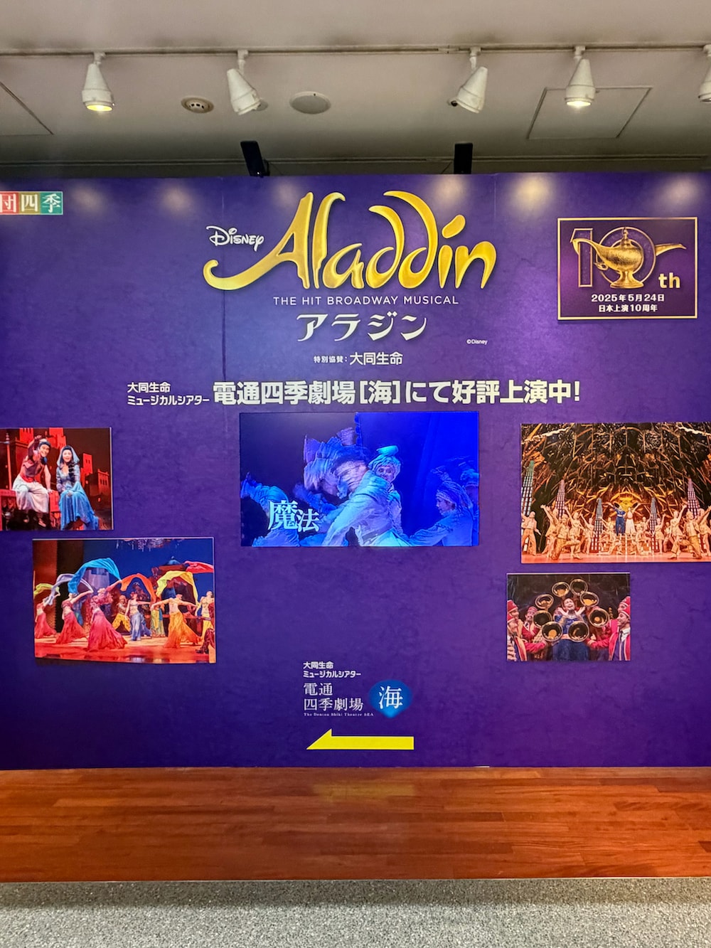 ブルー系のカーゴパンツ、グレー系のスニーカー、ブルー系のシャツ/ブラウスを着用したレディースの春コーディネートの2枚目の写真