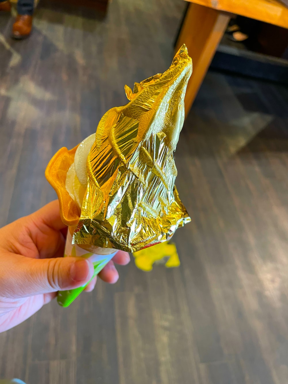 グリーン系のカーゴパンツ、その他のナイロンジャケット、ブラック系のTシャツ/カットソーを着用したレディースの春コーディネートの2枚目の写真