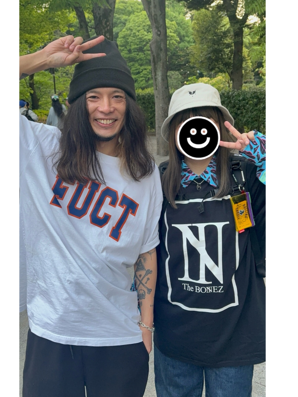 ブラック系のTシャツ/カットソー、ブルー系のデニムパンツ、ホワイト系のスニーカーを着用したレディースの春コーディネートの3枚目の写真