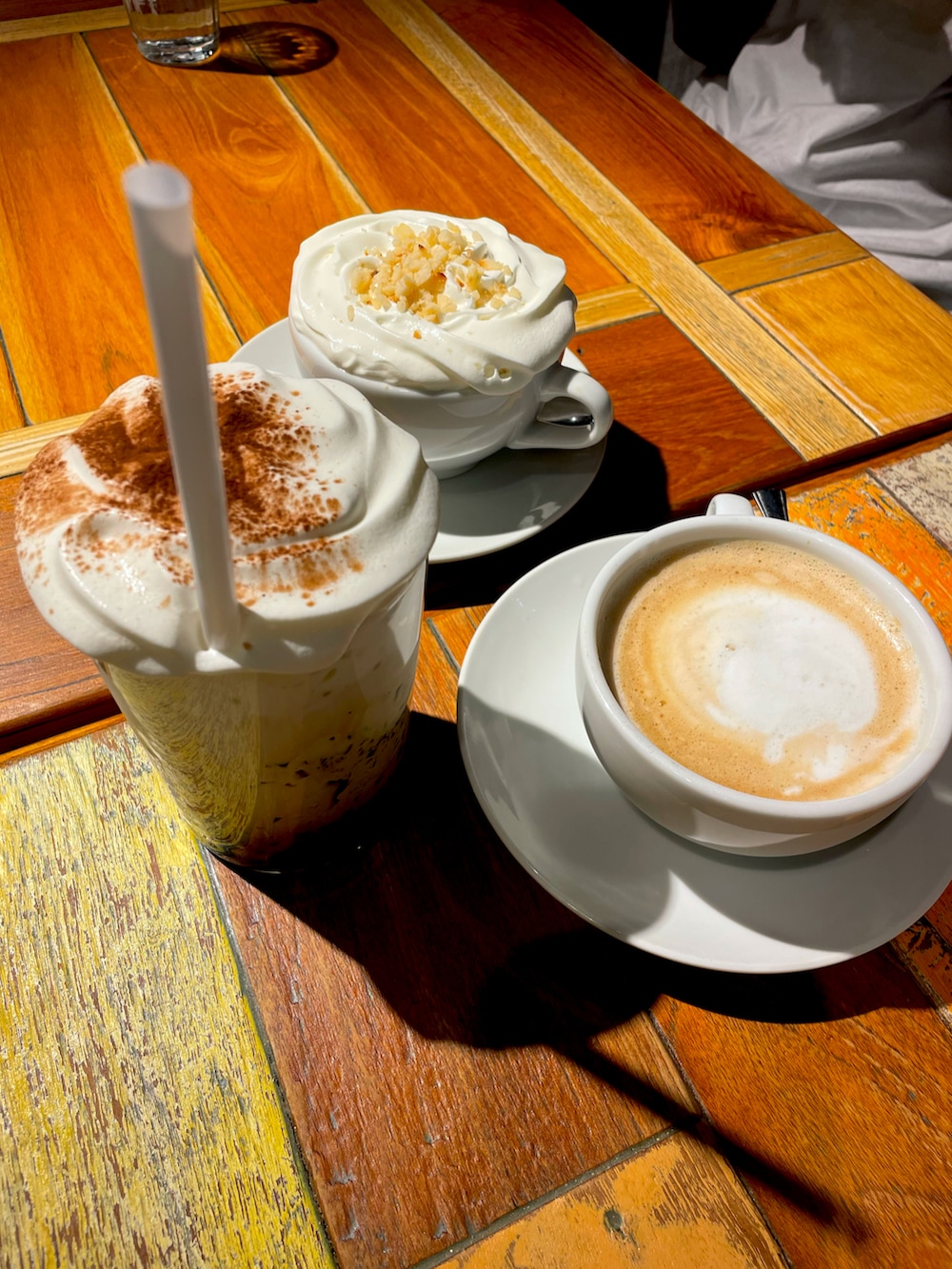 ホワイト系のTシャツ/カットソー、ブルー系のサロペット/オーバーオール、ホワイト系のスニーカーを着用したレディースの春コーディネートの3枚目の写真