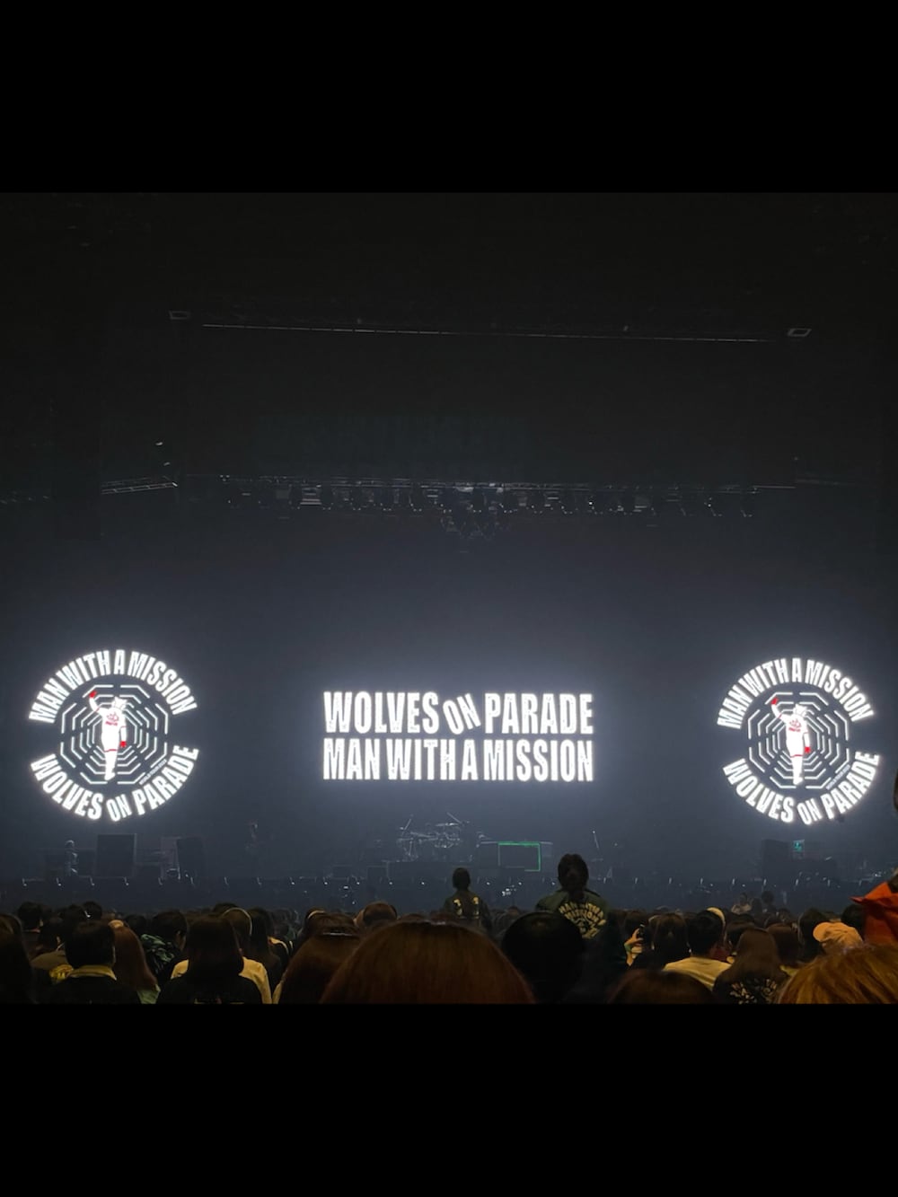 ホワイト系のTシャツ/カットソー、ブラック系のバックパック/リュック、ブルー系のデニムパンツを着用したレディースの冬コーディネートの3枚目の写真