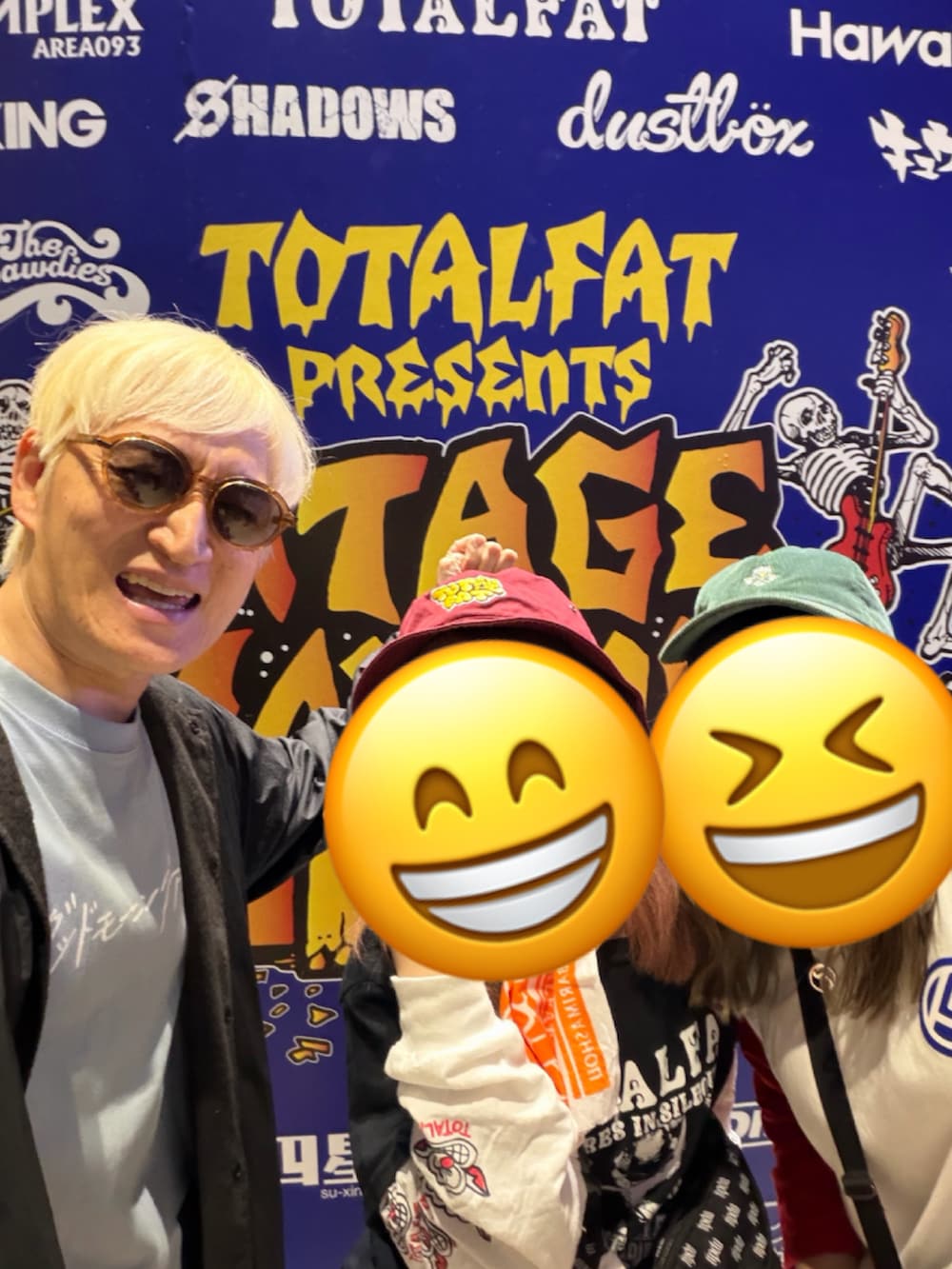 レッド系のTシャツ/カットソー、ブラック系のショルダーバッグ、ブルー系のカーゴパンツを着用したレディースの春コーディネートの2枚目の写真