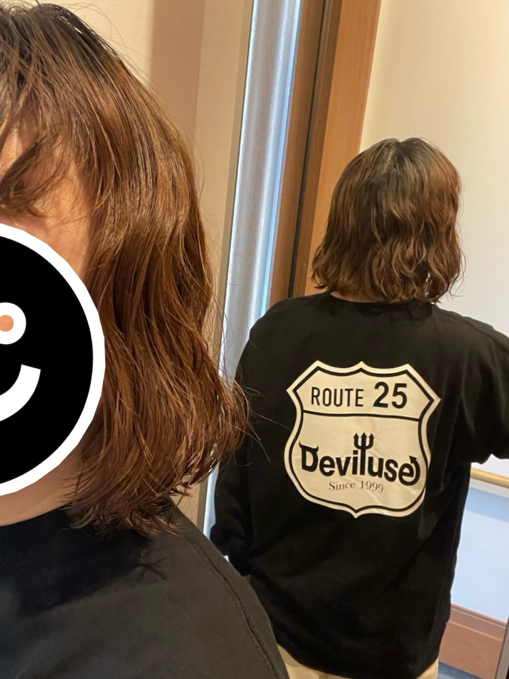 ブラック系のTシャツ/カットソー、ホワイト系のカーゴパンツ、ブラック系のスニーカーを着用したレディースの春コーディネートの2枚目の写真