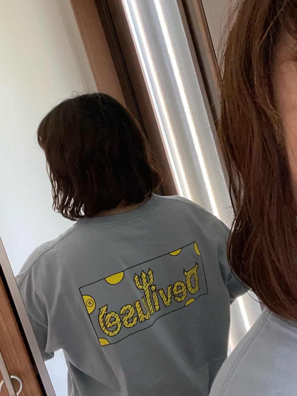 ブルー系のTシャツ/カットソー、ホワイト系のカーゴパンツ、グリーン系のスニーカーを着用したレディースの夏コーディネートの2枚目の写真