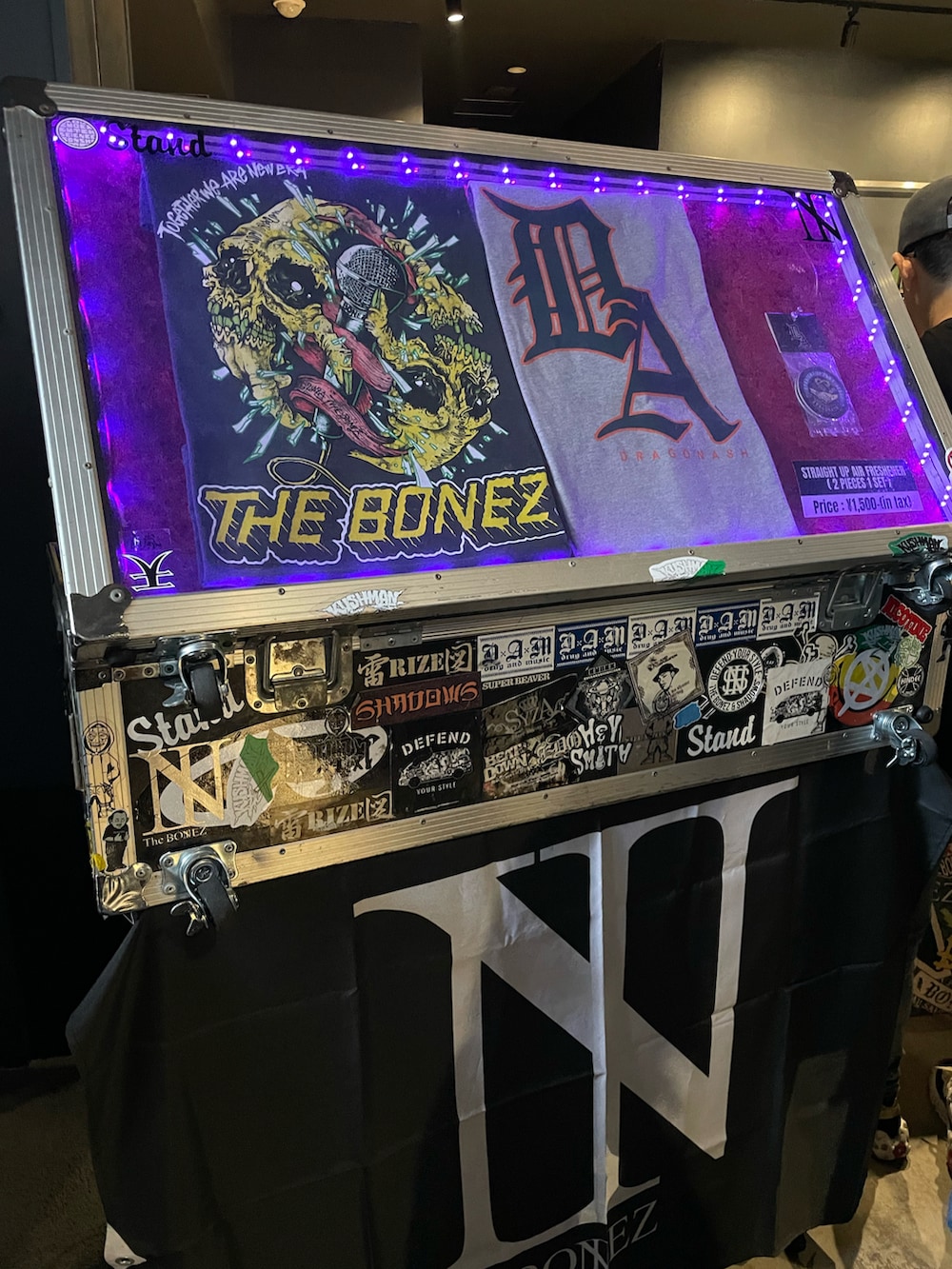 ブラック系のTシャツ/カットソー、ブラック系のショルダーバッグ、その他のその他パンツを着用したレディースの秋コーディネートの2枚目の写真