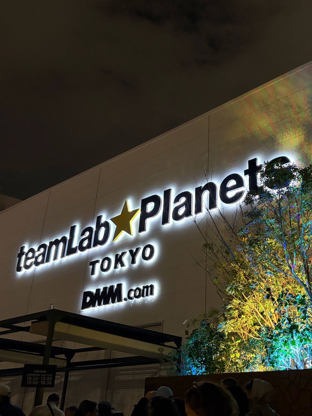 ブルー系のカーゴパンツ、グレー系のスニーカー、ブルー系のシャツ/ブラウスを着用したレディースの春コーディネートの3枚目の写真