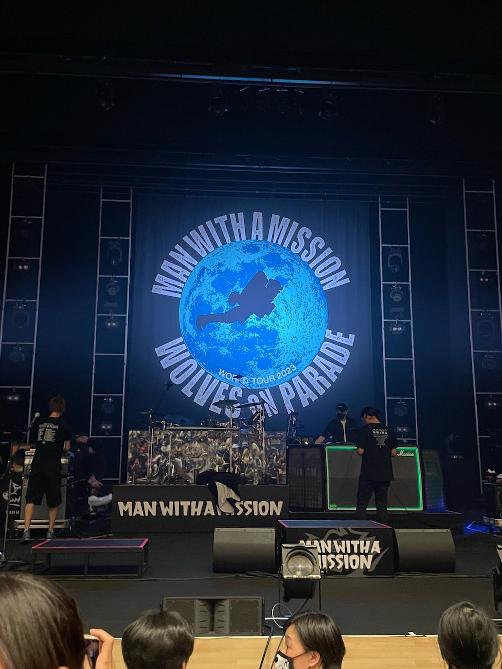 ブルー系のデニムパンツ、その他のスニーカー、ブルー系のエコバッグ/サブバッグを着用したレディースの秋コーディネートの2枚目の写真