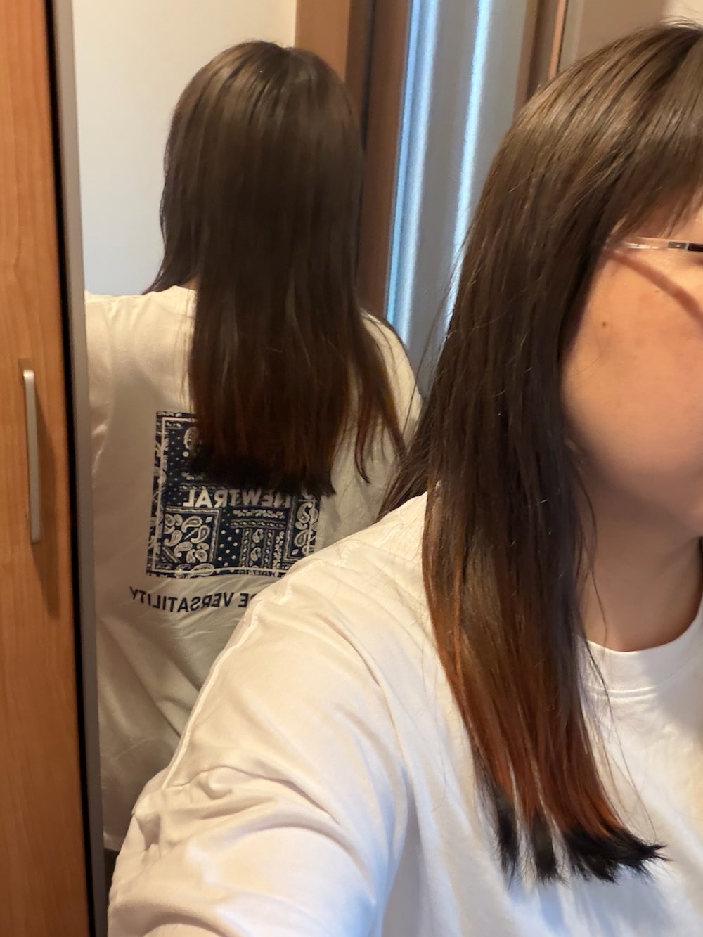 ホワイト系のTシャツ/カットソー、グリーン系のカーゴパンツ、ホワイト系のショルダーバッグを着用したレディースの夏コーディネートの2枚目の写真