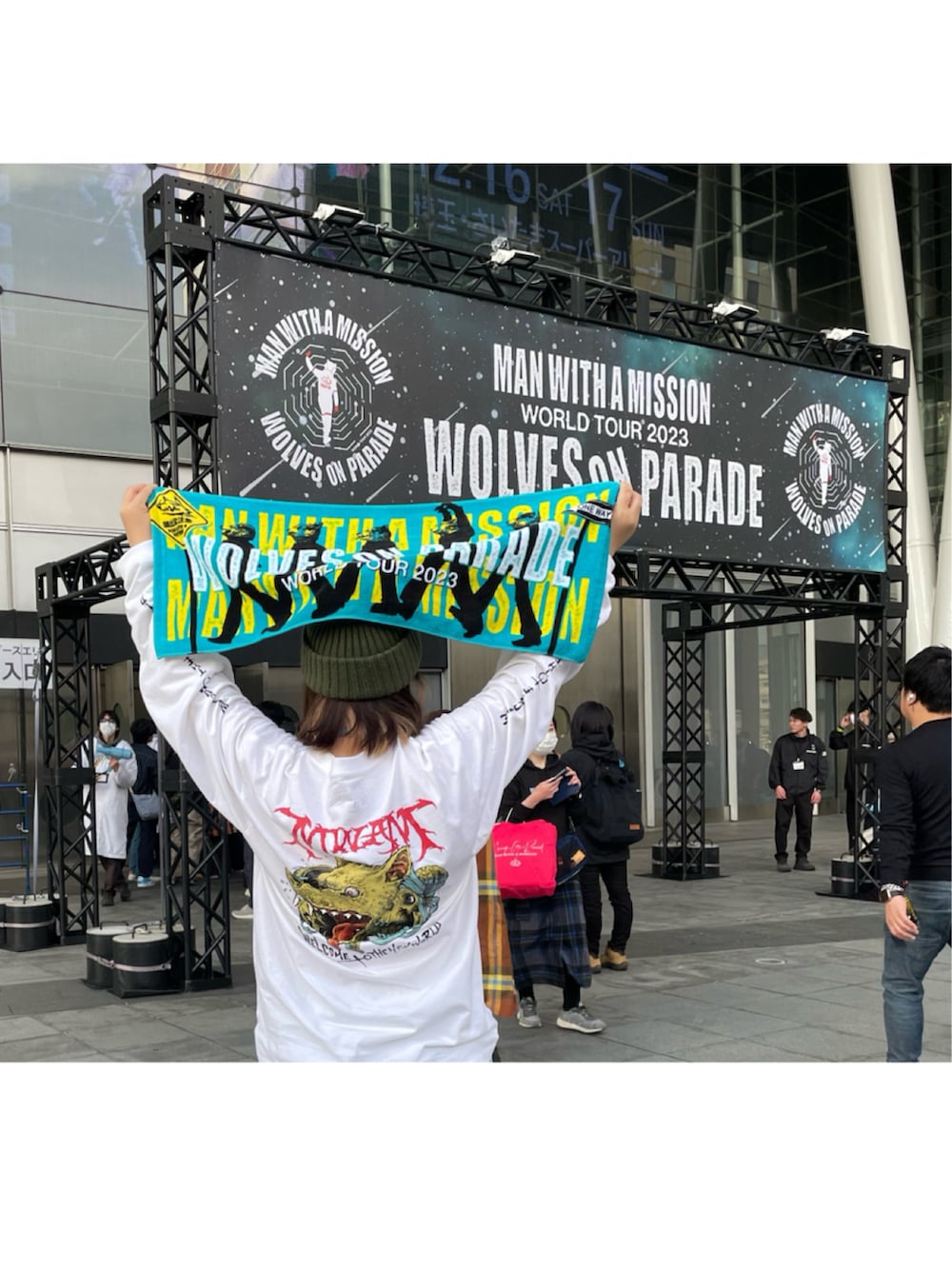 ホワイト系のTシャツ/カットソー、ブラック系のバックパック/リュック、ブルー系のデニムパンツを着用したレディースの冬コーディネートの2枚目の写真