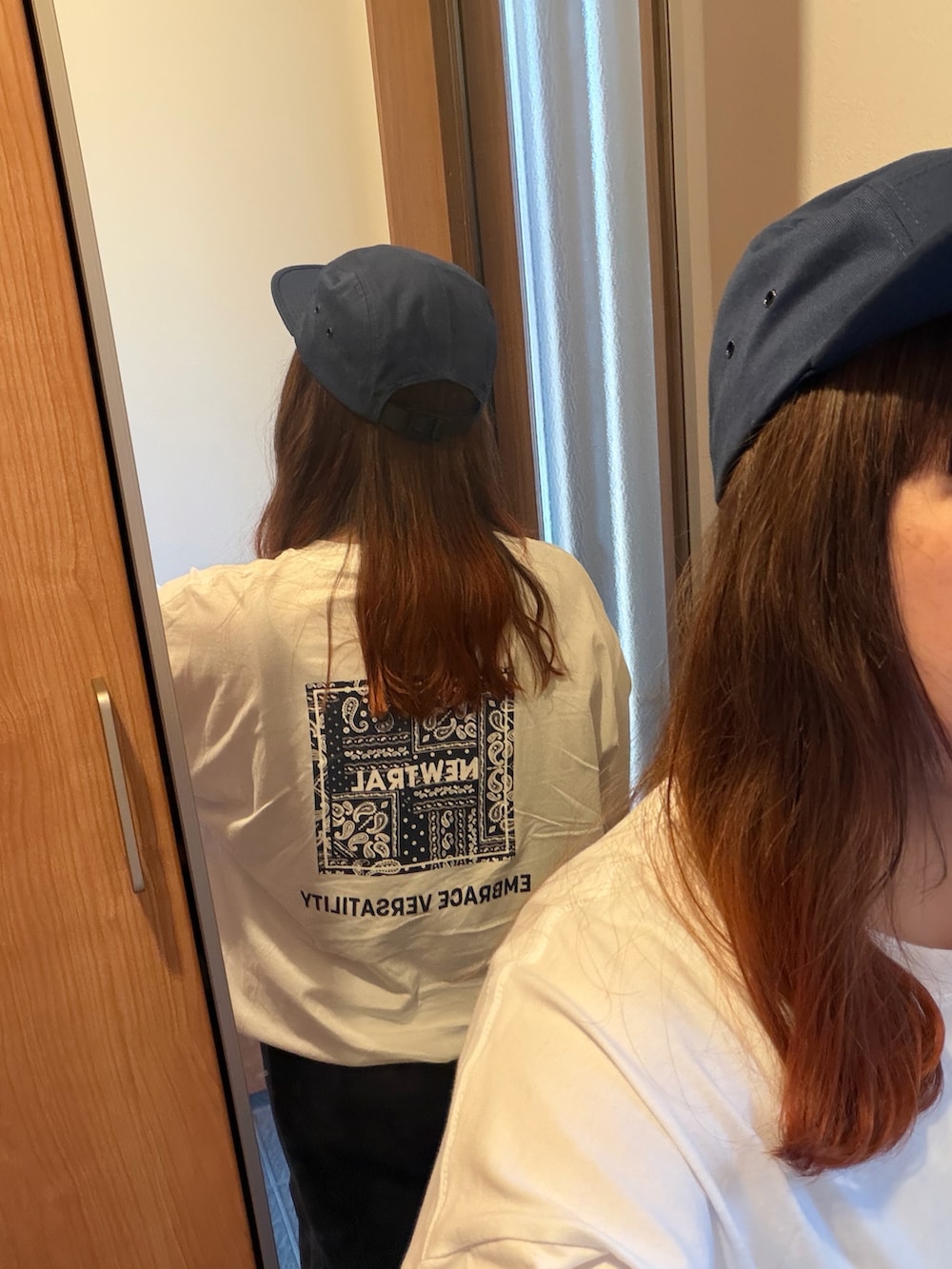 ホワイト系のTシャツ/カットソー、その他のカーゴパンツ、ホワイト系のスニーカーを着用したレディースの春コーディネートの2枚目の写真