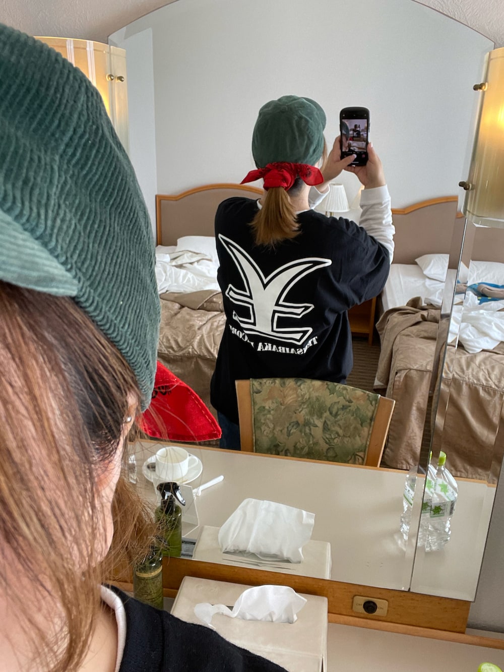 ブルー系のデニムパンツ、ブラック系のTシャツ/カットソー、ホワイト系のTシャツ/カットソーを着用したレディースの冬コーディネートの3枚目の写真