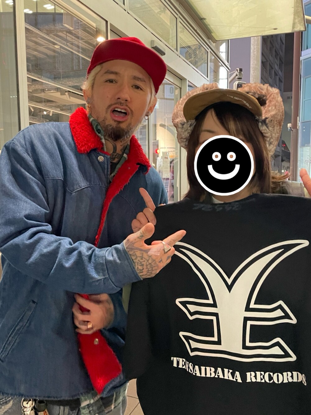 グリーン系のブルゾン、ホワイト系のTシャツ/カットソー、ブルー系のデニムパンツを着用したレディースの冬コーディネートの2枚目の写真