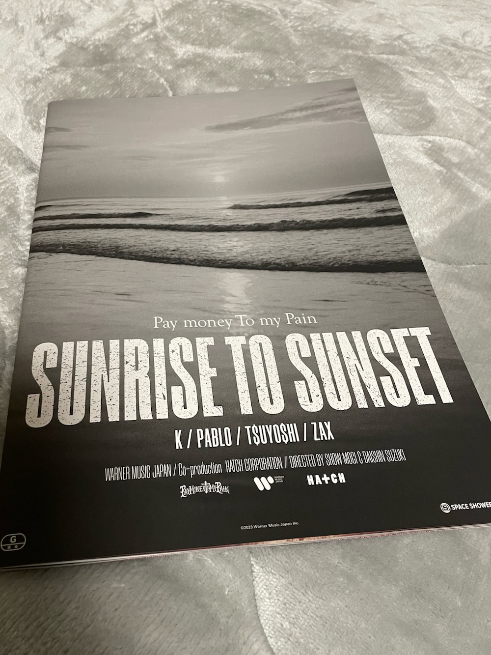 ブルー系のデニムパンツ、グレー系のスウェット、グリーン系のブルゾンを着用したレディースの冬コーディネートの2枚目の写真