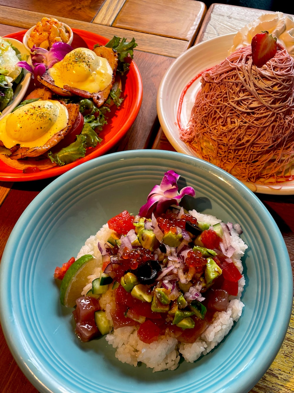 ホワイト系のTシャツ/カットソー、ブルー系のサロペット/オーバーオール、ホワイト系のスニーカーを着用したレディースの春コーディネートの2枚目の写真