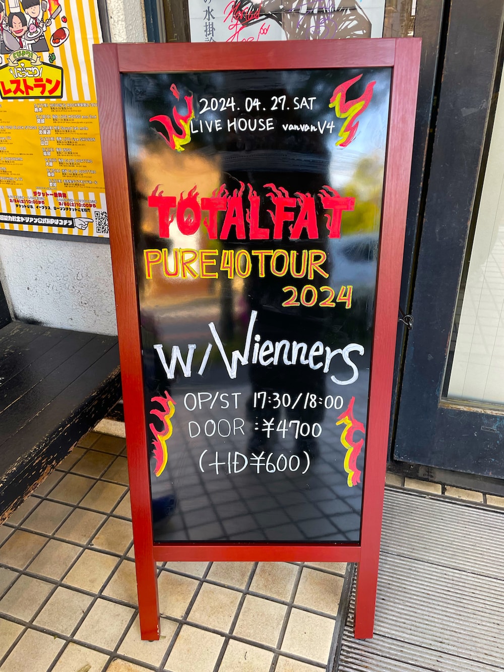 グリーン系のカーゴパンツ、その他のナイロンジャケット、ブラック系のTシャツ/カットソーを着用したレディースの春コーディネートの3枚目の写真