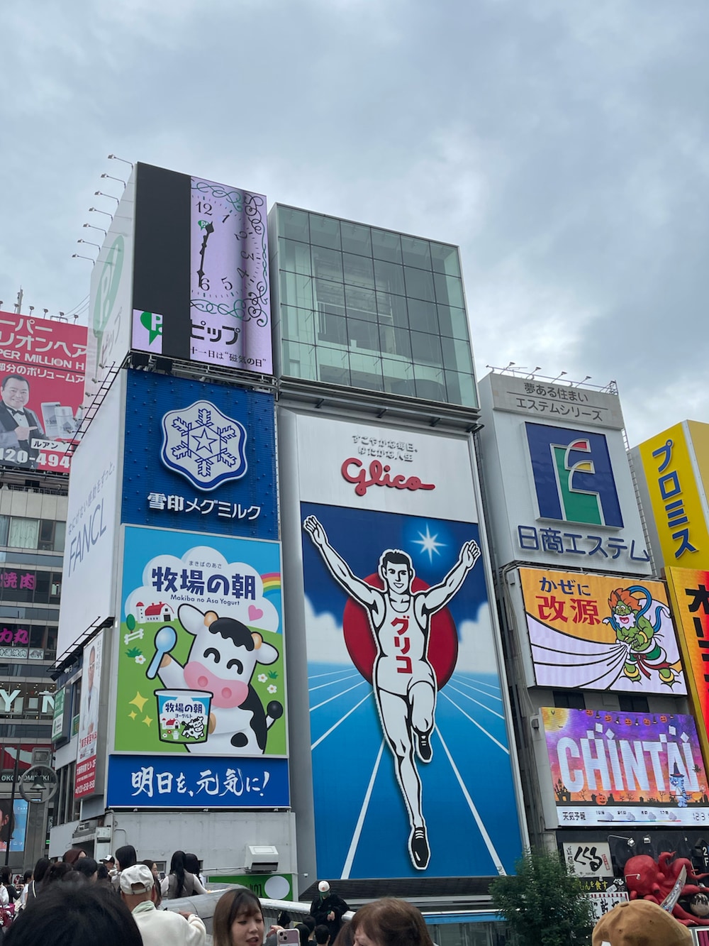 ホワイト系のTシャツ/カットソー、ブルー系のデニムパンツ、ホワイト系のスニーカーを着用したレディースの秋コーディネートの2枚目の写真