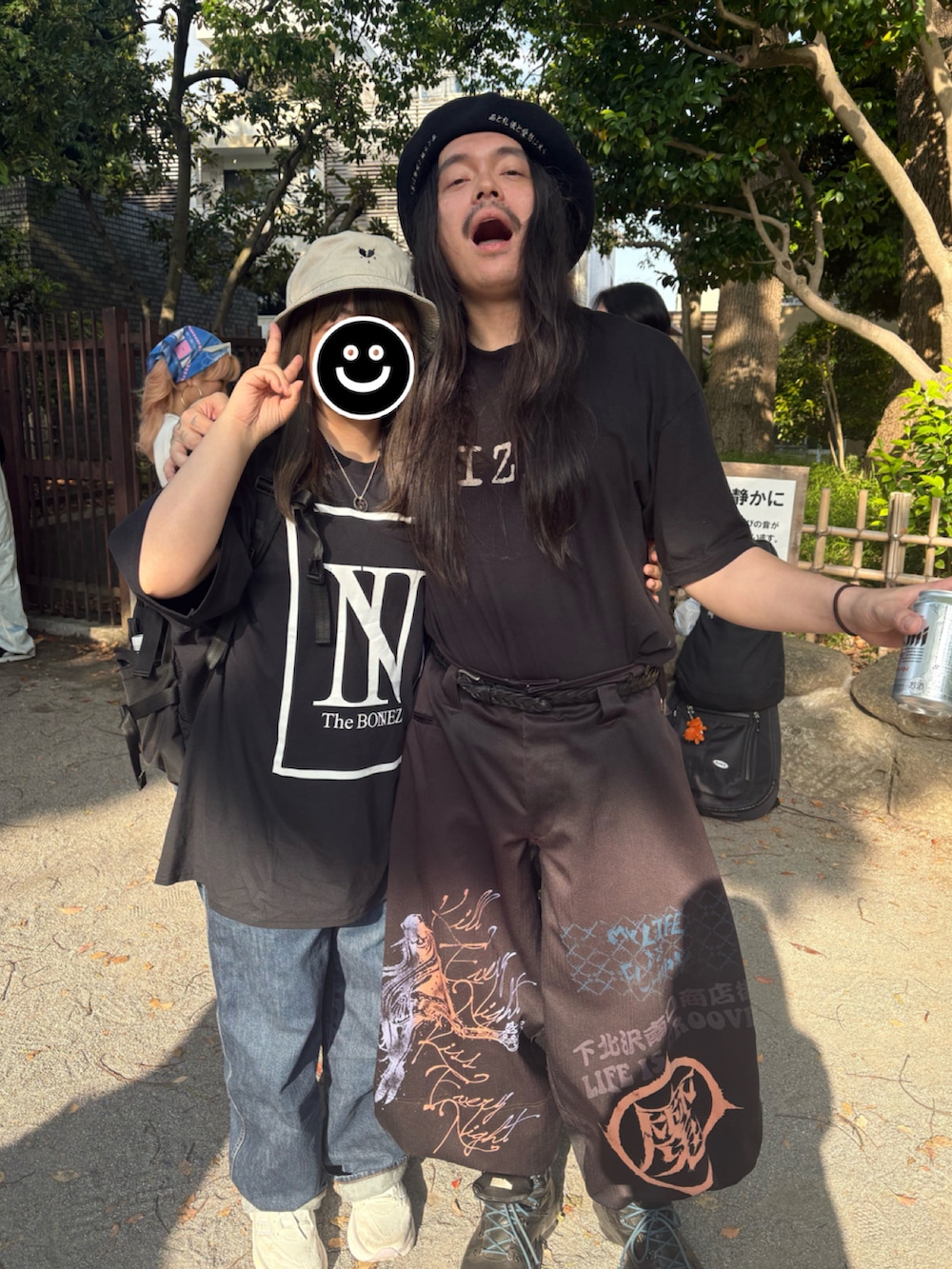 ブラック系のTシャツ/カットソー、ブルー系のデニムパンツ、ホワイト系のスニーカーを着用したレディースの春コーディネートの2枚目の写真