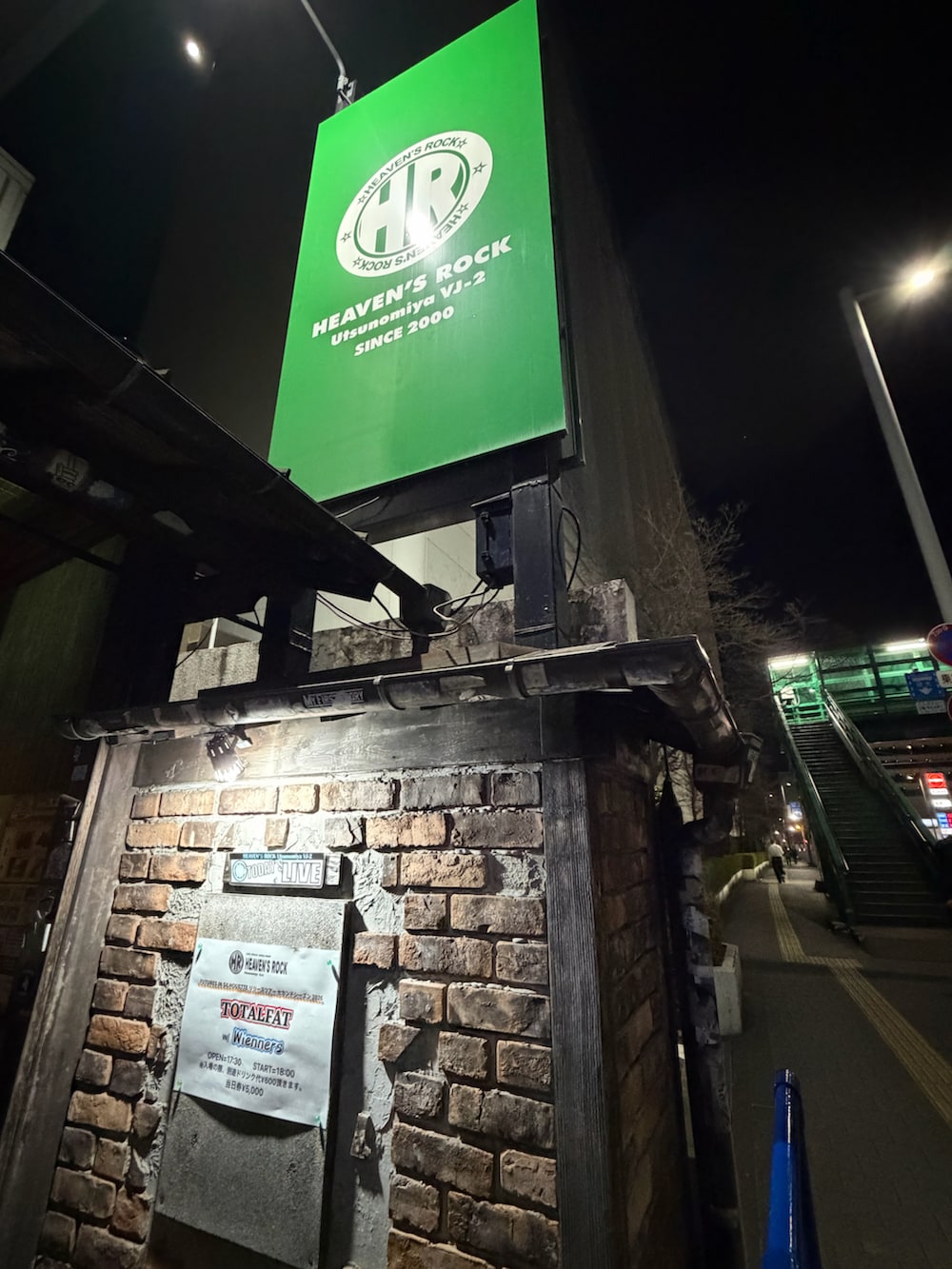 ホワイト系のTシャツ/カットソー、ブラック系のTシャツ/カットソー、ブラック系のバックパック/リュックを着用したレディースの春コーディネートの2枚目の写真