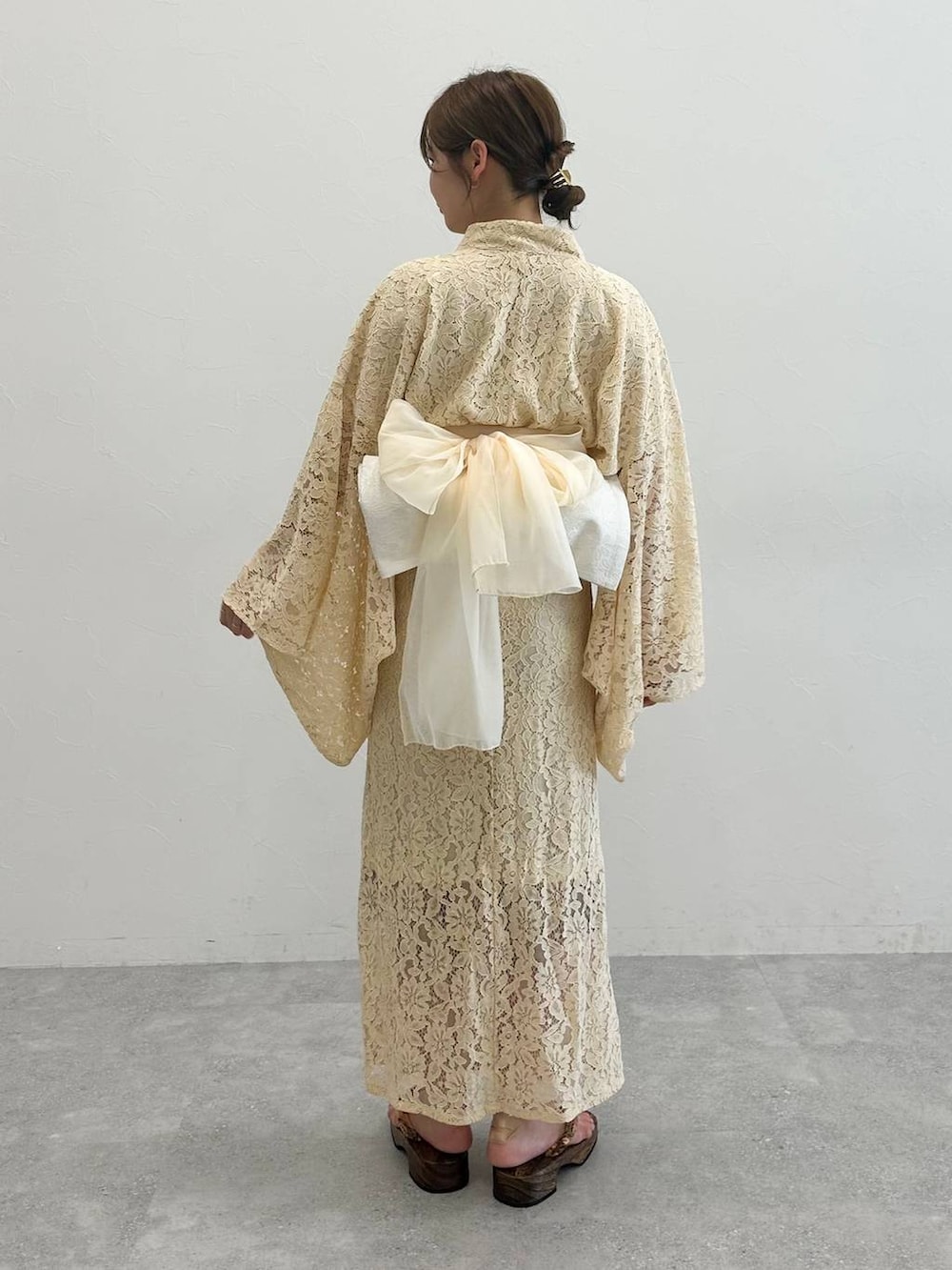 ホワイト系の浴衣を着用したレディースの春コーディネートの3枚目の写真