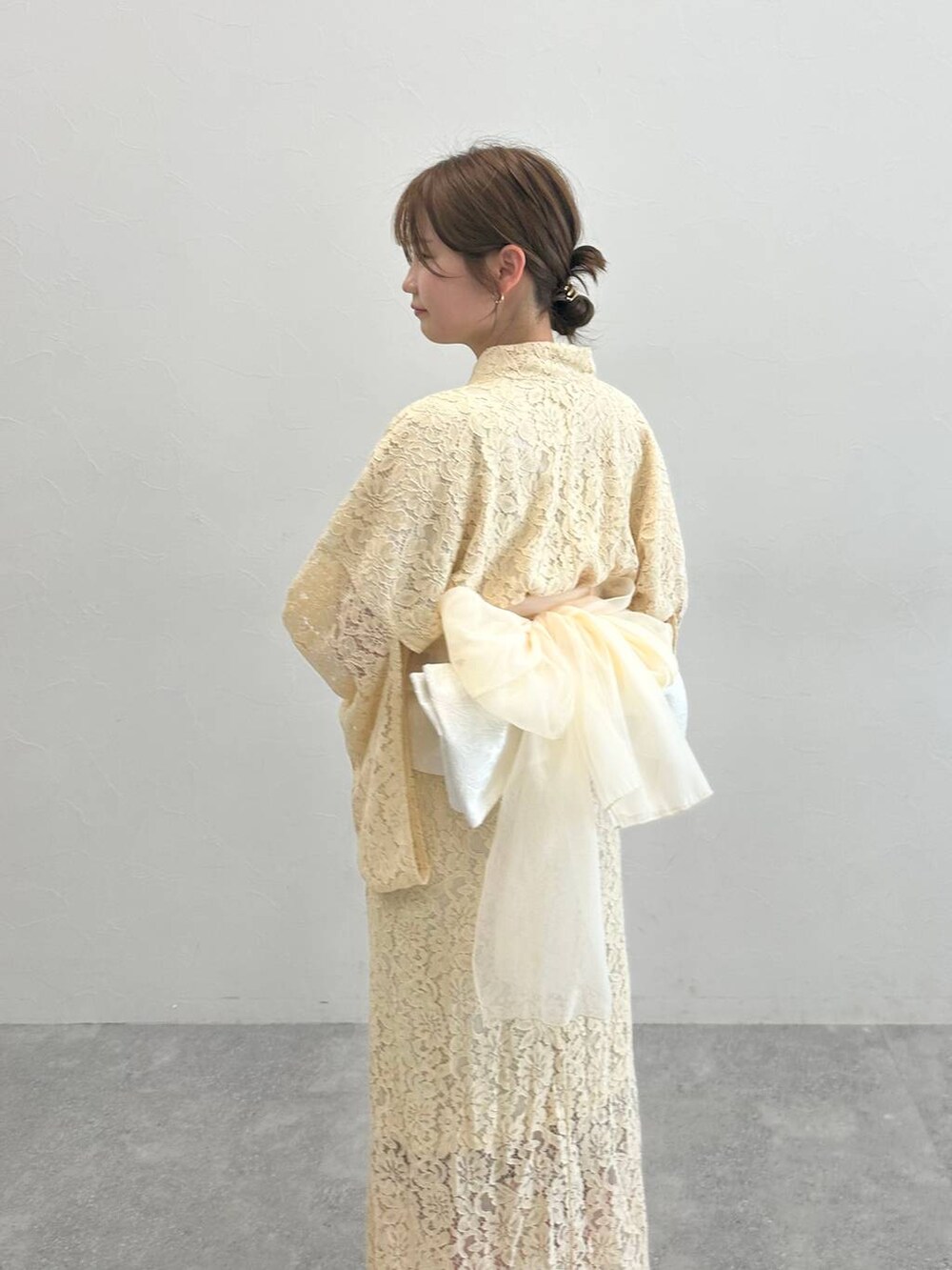 ホワイト系の浴衣を着用したレディースの春コーディネートの8枚目の写真