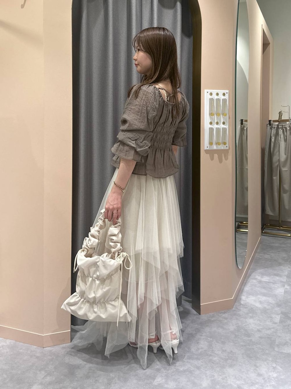 「低身長、ワントーン、フェミニン」｜「mysty womanのシャーリングナイロンBAG 104197（ショルダーバッグ、ホワイト系）」を使った、エリンギさん（レディース・153cm）の春コーディネートの2枚目の写真
