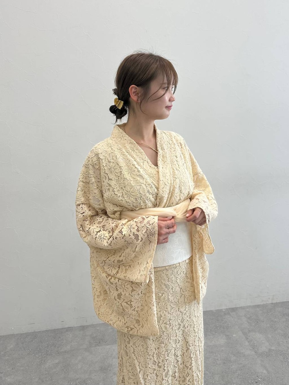 ホワイト系の浴衣を着用したレディースの春コーディネートの6枚目の写真