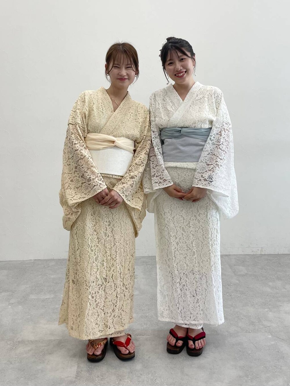 ホワイト系の浴衣を着用したレディースの春コーディネートの4枚目の写真