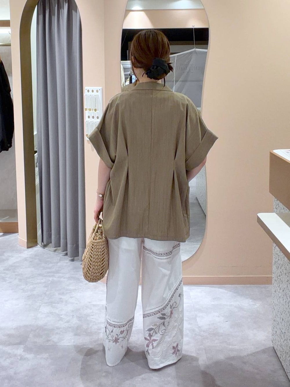 ホワイト系のサンダル、ホワイト系のその他パンツ、ベージュ系のテーラードジャケットを着用したレディースの夏コーディネートの3枚目の写真