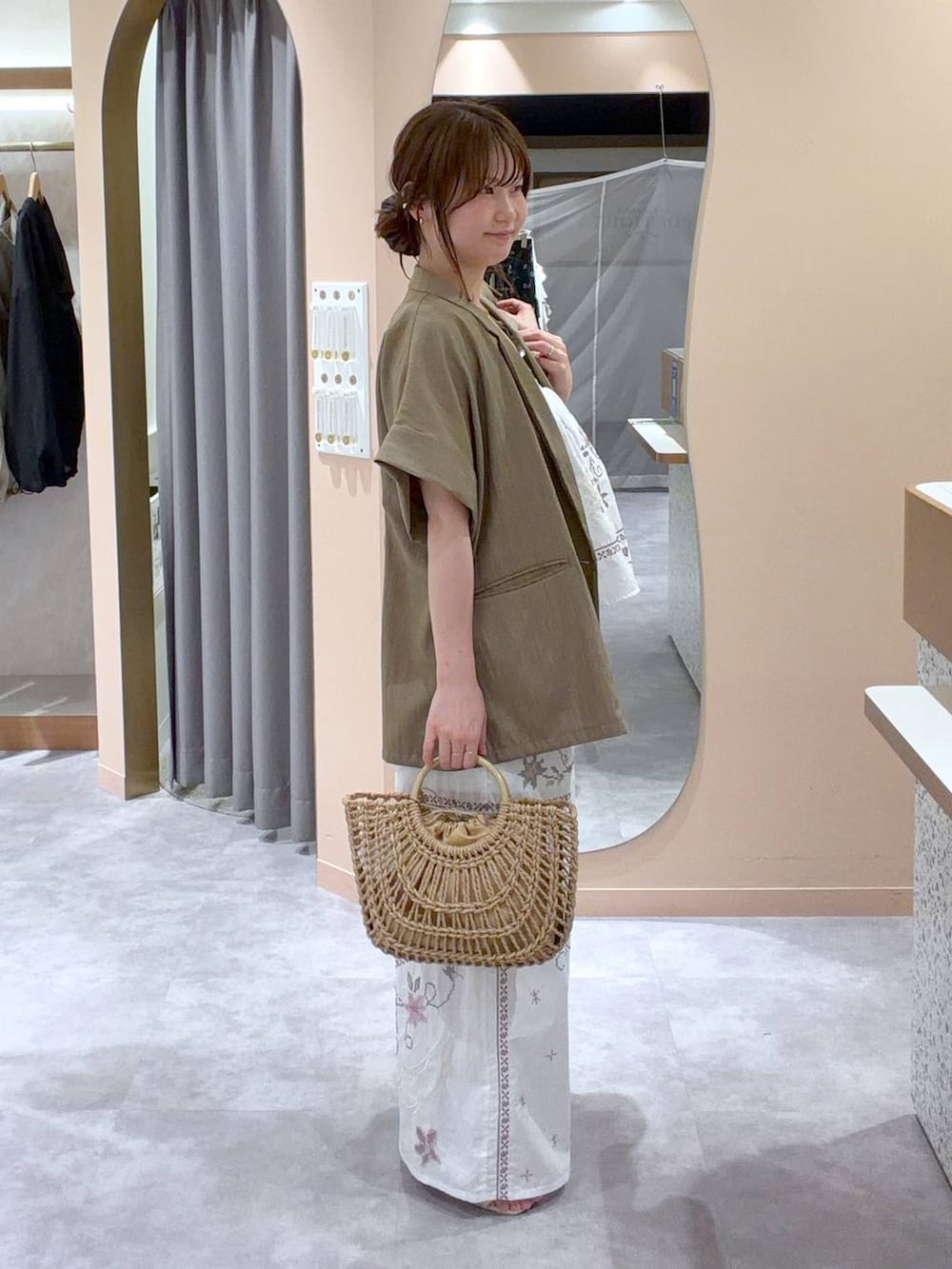 ホワイト系のサンダル、ホワイト系のその他パンツ、ベージュ系のテーラードジャケットを着用したレディースの夏コーディネートの2枚目の写真